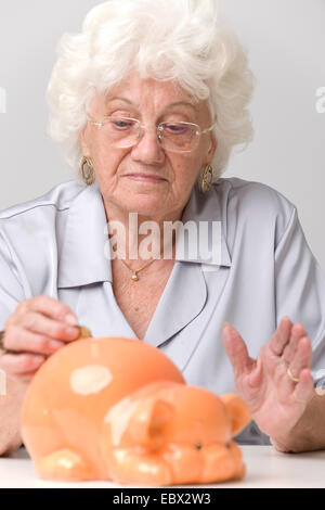 Frau mit Sparschwein Stockfoto