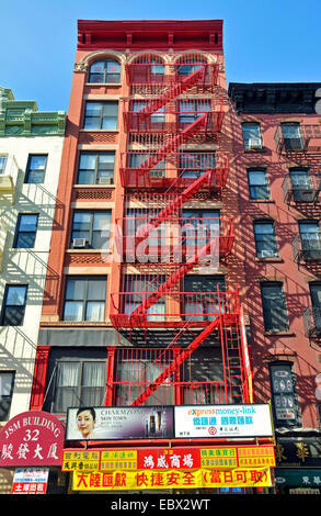 Fassade mit Feuerleitern und Graffitis, USA, Manhattan, New York City anzeigen Stockfoto