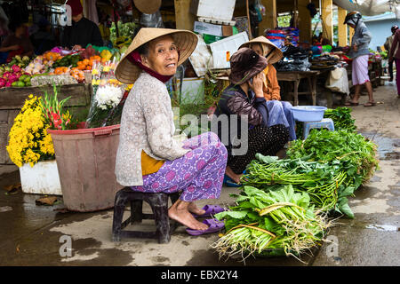 Lady-Markt Händler in einem typischen südostasiatischen Markt Stockfoto