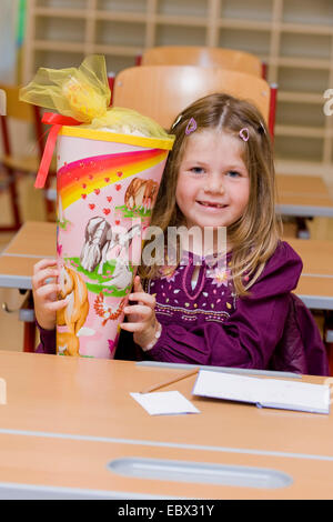 Kindes Schuleintritt mit Schule Kegel im Klassenzimmer Stockfoto