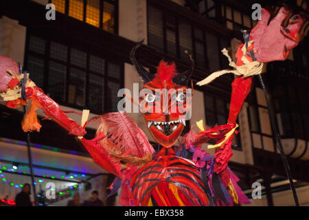 Chester, Großbritannien, 4. Dezember 2014. Mid-Winter Watch Parade Karamba Samba ein 'Ghost Band' führte ein Spaß Parade der Teufel, wie sie die Wintersonnenwende gefeiert. Ein Ereignis, das stammt aus dem Jahr 1400, wo lokale Künstler und Gruppen zusammenarbeiten, die Zeit, in der die Stadt Führer würde über die Schlüssel zur Stadt in die Hand zu feiern. Stockfoto