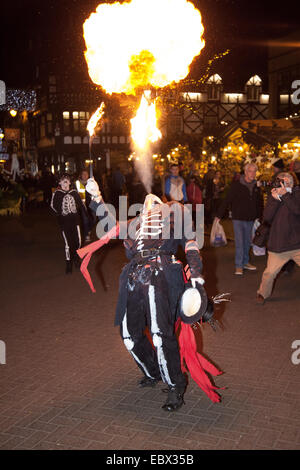 Chester, UK 4. Dezember 2014. Mitte des Winters Watch vom Rathausplatz, St. Werburgh Street, Eastgate Street, Bridge Street, The Cross und Northgate Street Parade.  Karamba Samba "Ghost Band" führte eine tolle Parade von Skeletten, feuerspeienden, Skelett Weihnachten Köche, Engel und Teufel wie sie die Winter-Sonnenwende gefeiert. Ein Ereignis, das stammt aus dem 15. Jahrhundert, wo lokale Künstler und Community Gruppen zusammentun, um die Zeit, wann die Stadtoberen die Schlüssel der Stadt übergeben würde, zu feiern.  Bildnachweis: Mar Photographics/Alamy Live-Nachrichten Stockfoto