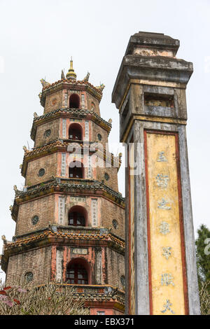 Phuoc Dien Turm vor die Thien Mu Pagode in Hue Vietnam liegt am Ufer des Parfüm-Flusses Stockfoto