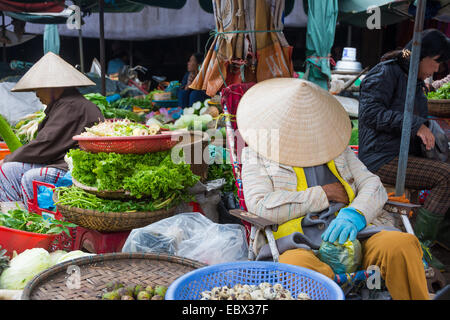 Schlafenden weiblichen Markt Trader bei einem lokalen Markt in Vietnam Stockfoto