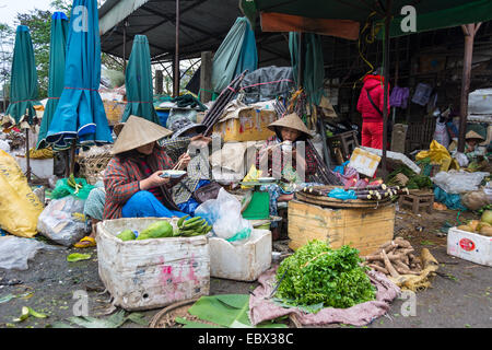 Gruppe von Frauen Markthändler sitzen essen ihr Mittagessen in Vietnam Stockfoto