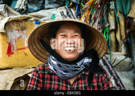 Vietnamesische Dame lächelt in die Kamera Stockfoto