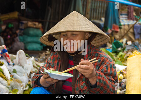 Vietnamesische Dame Markt Händler eine Schüssel mit Nudeln Essen Stockfoto