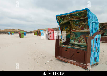 bunte Strandkörbe an einem dunklen Regentag, Deutschland, Schleswig-Holstein, Helgoland Stockfoto