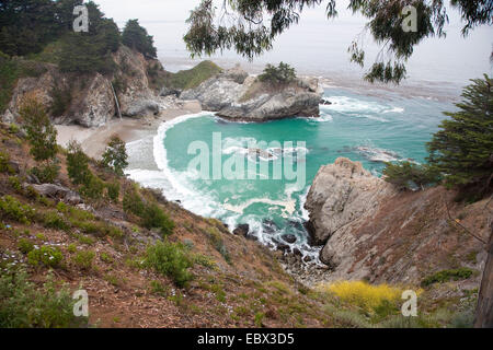 McWay Falls im Julia Pfeiffer Burns State Park, USA, California, Monterey County, Julia Pfeiffer Burns State Park Stockfoto