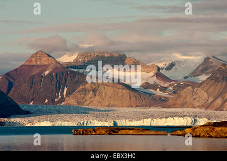 Blick vom Ny Alesind Ober einen Gletscher, Dronningfjella, Norwegen, Spitzbergen, Kongsfjords, Ny-Alesund Stockfoto