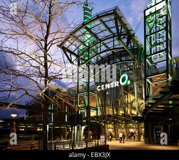 Einkaufszentrum CentrO in Oberhausen in der Dämmerung, Oberhausen, Ruhrgebiet, Nordrhein-Westfalen, Deutschland Stockfoto