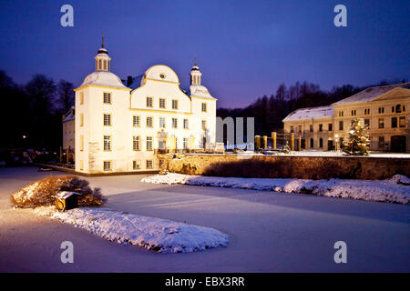 Schloss Borbeck in Twilight, Essen, Ruhrgebiet, Nordrhein-Westfalen, Deutschland Stockfoto