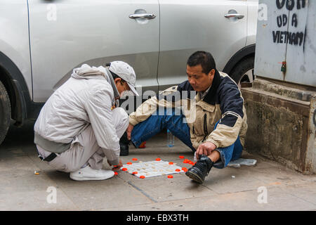 Zwei vietnamesische Männer spielen Dame auf der Straße in Hanoi Stockfoto