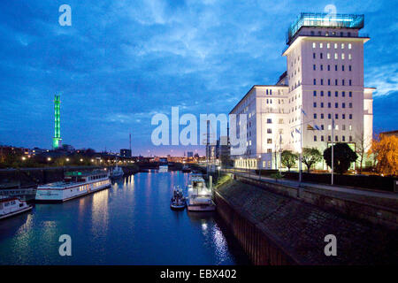 Blick vom Steiger Schwanentor im Kontorhaus am Hafen, Duisburg, Ruhrgebiet, Nordrhein-Westfalen, Deutschland Stockfoto