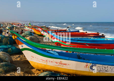 bunte Fischerboote am Strand, Chennai, Tamil Nadu, Indien und Marina Beach Stockfoto