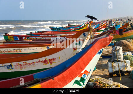 bunte Fischerboote am Strand, Chennai, Tamil Nadu, Indien und Marina Beach Stockfoto