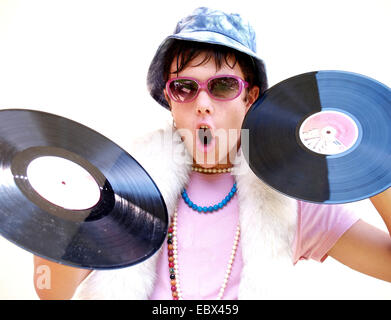 junge Disc-Jockey in einem freaky Outfit hält Schallplatten Stockfoto