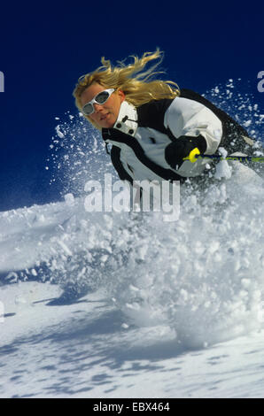 junge Frau Skifahren, Frankreich, Alpen Stockfoto