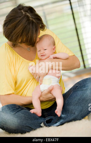 Mutter mit 1 Monate altes Baby auf dem arm Stockfoto