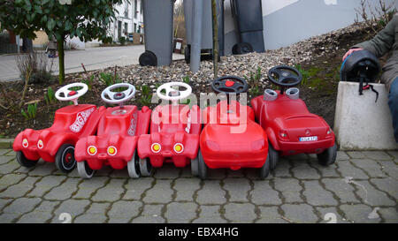 Bobby-Cars nebeneinander auf einem Pflaster, Pause, Deutschland Stockfoto