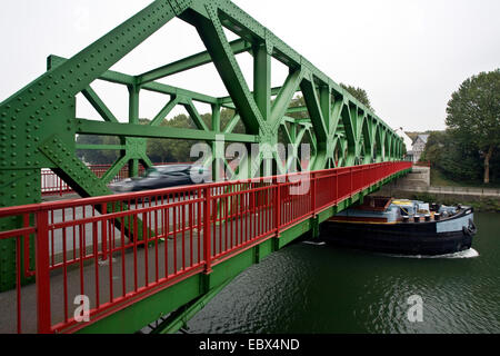 Frachtschiff auf dem Dortmund-Ems-Kanal, ein Auto der Lucas Brücke, Deutschland, Nordrhein-Westfalen, Ruhrgebiet, Datteln Stockfoto
