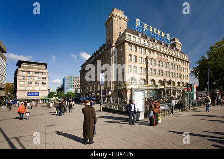 Menschen vor dem Handelshof mit Label "Essen sterben Einkaufsstadt, Deutschland, Nordrhein-Westfalen, Ruhrgebiet, Essen Stockfoto