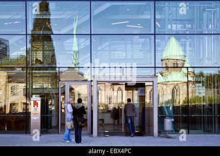 Essener Dom reflektiert in der modernen Glasfassade der Volkshochschule in Essen Innenstadt, Essen, Ruhrgebiet, Nordrhein-Westfalen, Deutschland Stockfoto