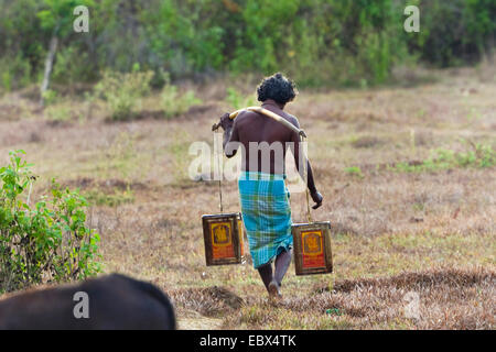 Mann mit Wasser, Indien, Andamanen Stockfoto