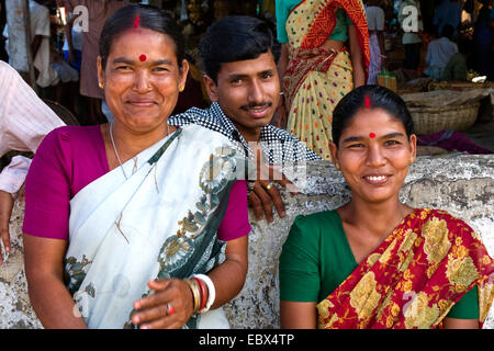 zwei weibliche Indianer in traditioneller Kleidung mit einem Markt Händler, Indien, Andamanen, North Andaman Stockfoto