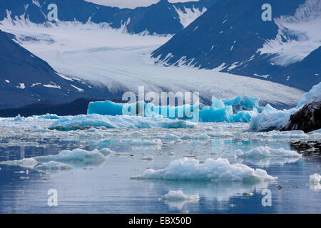 Gletscher von Feiringfjellet mit Azur Eisberg im Vordergrund, Norwegen, Spitzbergen, Kongsfjorden Stockfoto