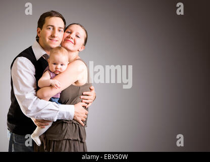 Glückliche junge Eltern mit Baby-Tochter Stockfoto