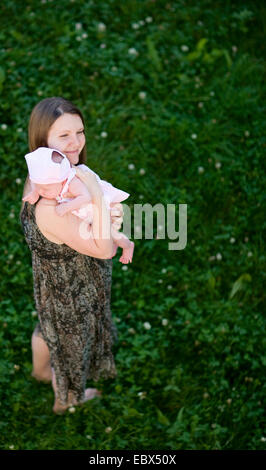 Glückliche junge Mutter und ihr kleines Mädchen im Freien an sonnigen Tag Stockfoto