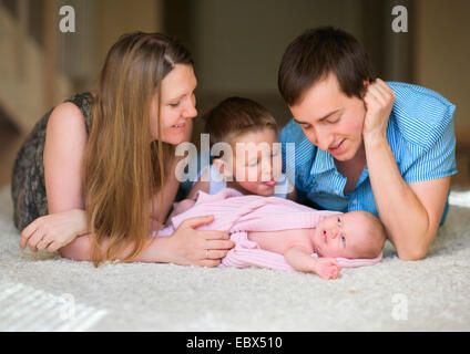 Glückliche junge vierköpfige Familie Zeit zu Hause genießen Stockfoto