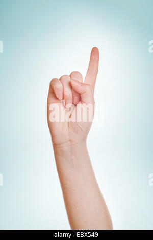 Kaukasische weiße weibliche Hand mit Zeigefinger erhoben und zeigen Stockfoto