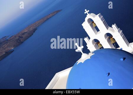 Blick von der Klippe am Meer über die blaue Kuppel der Kirche, Oia, Santorin, Griechenland, Cyclades Stockfoto