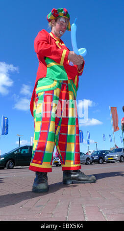 bunt gekleidet Straße Clown bilden Tiere mit Luftballons, Niederlande, Noordwijk Stockfoto