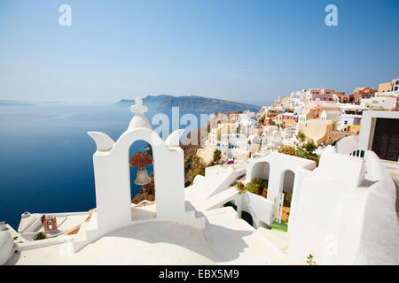 Blick von der Kirche über das Dorf auf der Klippe am Meer, Oia, Santorin, Griechenland, Cyclades Stockfoto