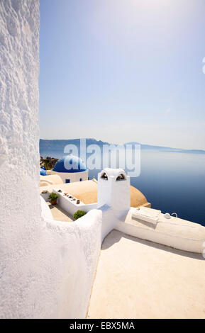 Blick von der Klippe am Meer über die blaue Kuppel der Kirche, Oia, Santorin, Griechenland, Cyclades Stockfoto