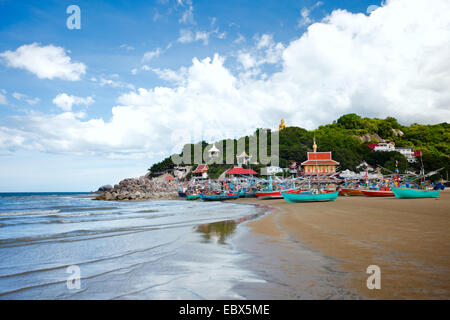 mehrere Boote am Strand vor schöne Tempelanlage in der Nähe von Hua Hin, Thailand, Golf von Thailand, Khao Tao Stockfoto