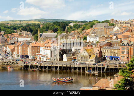 Blick vom höheren Boden auf historische Hafenstadt Whitby, Yorkshire, England, Vereinigtes Königreich Stockfoto