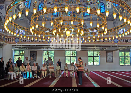 Innenansicht der Ditib Merkez Moschee in Duisburg-Marxloh, Deutschland, Nordrhein-Westfalen, Ruhrgebiet, Duisburg Stockfoto