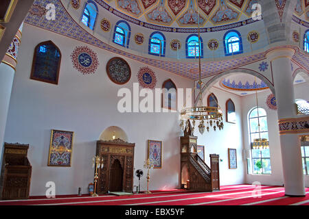 Innenansicht der Ditib Merkez Moschee in Duisburg-Marxloh, Deutschland, Nordrhein-Westfalen, Ruhrgebiet, Duisburg Stockfoto