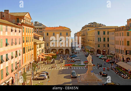 Blick aus dem Fenster nach unten auf der Piazza Garibaldi, Italien, Ligurien, Chiavari Stockfoto