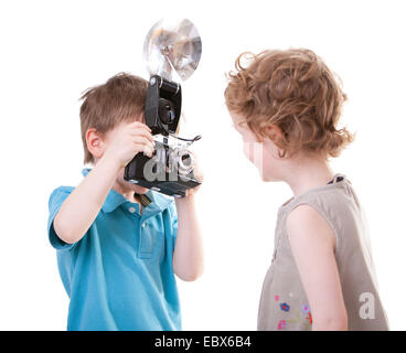 Junge Fotografen. Zwei kleine Kinder spielen mit antiken Kamera Stockfoto