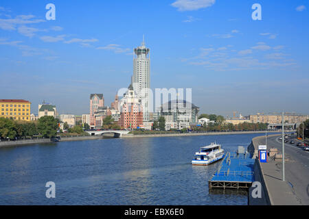Moderne Hochhaus mit Hausmusik, Moskwa mit Ausflugsschiff, Russland, Moskau Stockfoto