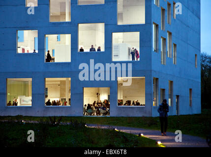 Menschen in der Zollverein School of Management und Design in der Dämmerung, Essen, Ruhrgebiet, Nordrhein-Westfalen, Deutschland Stockfoto