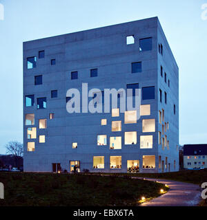 Zollverein School of Management und Design in der Dämmerung, Essen, Ruhrgebiet, Nordrhein-Westfalen, Deutschland Stockfoto