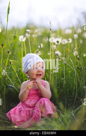 Babymädchen im Freien an sonnigen Sommertag Stockfoto