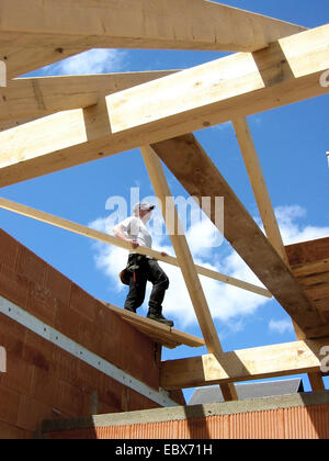 Tischler arbeiten bei einem strukturell komplett Stockfoto