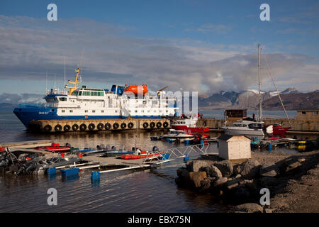 Arktis Kreuzfahrtschiff im Hafen von Ny Alesund, Norwegen, Spitzbergen, Ny-Alesund Stockfoto